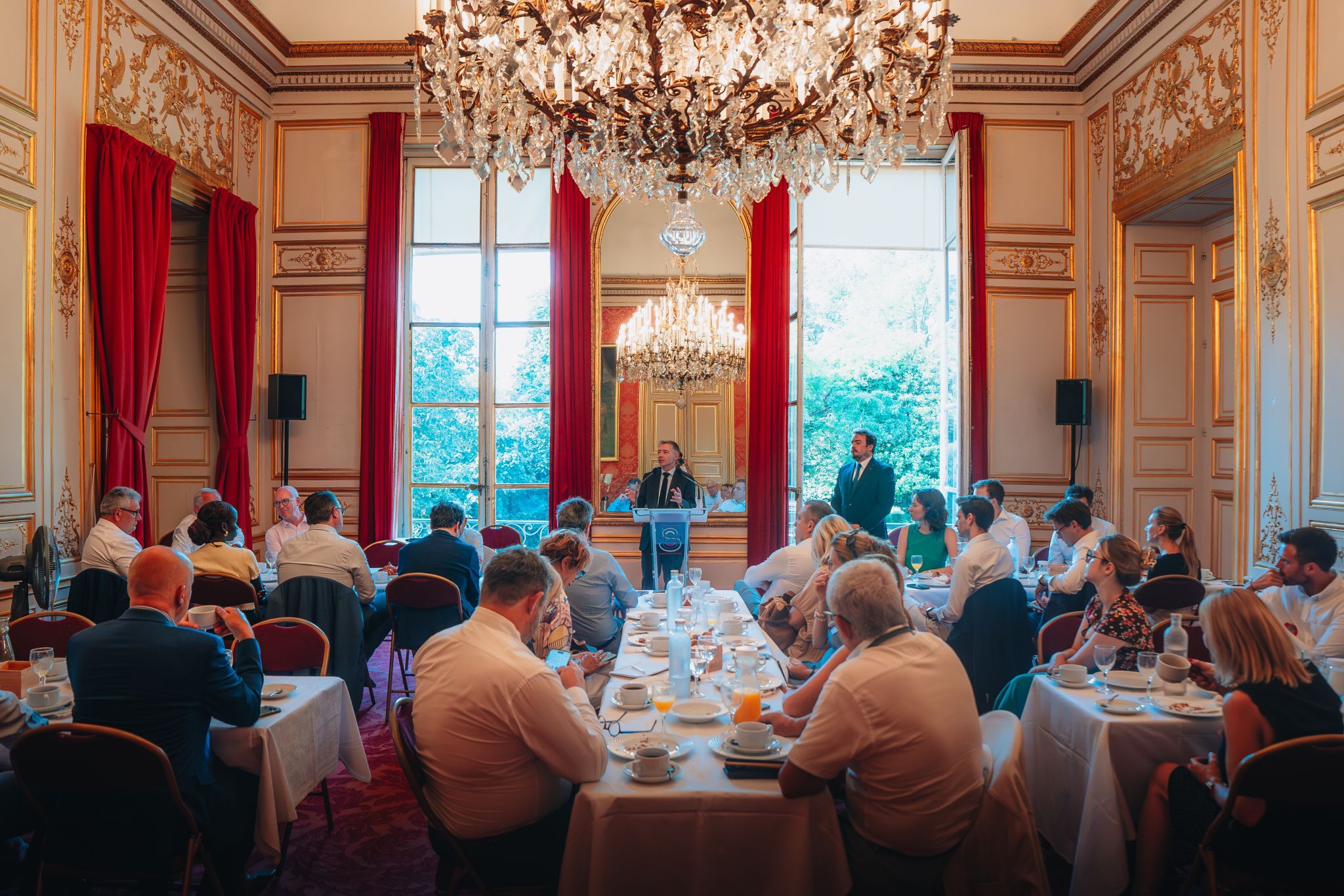 Café-débat organisé par l'Institut Quorum en présence de Gil Avérous, président de Villes de France.