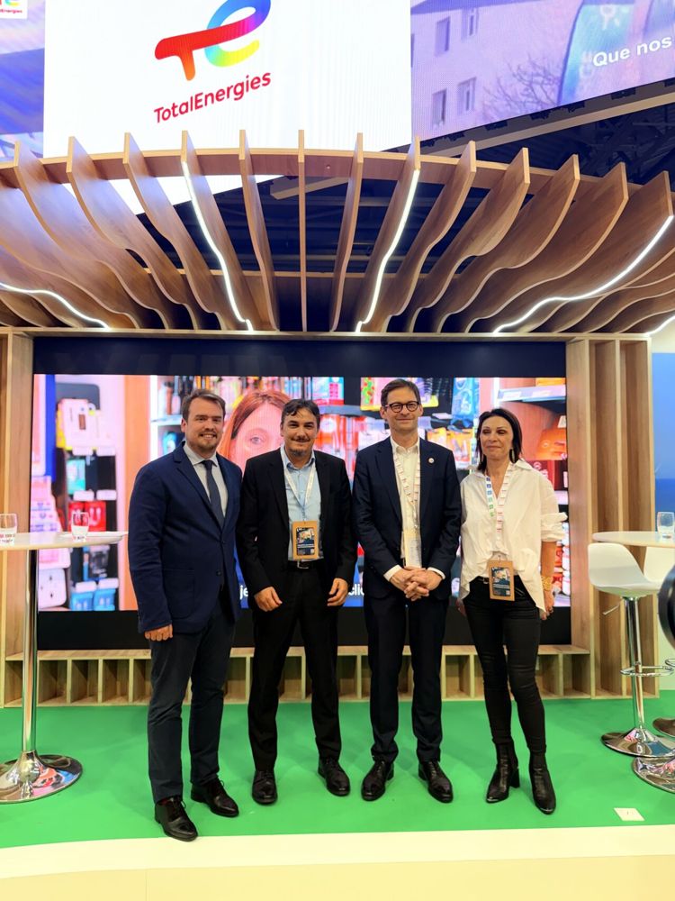 Présentation du Baromètre mobilité électrique sur le stand TotalEnergies